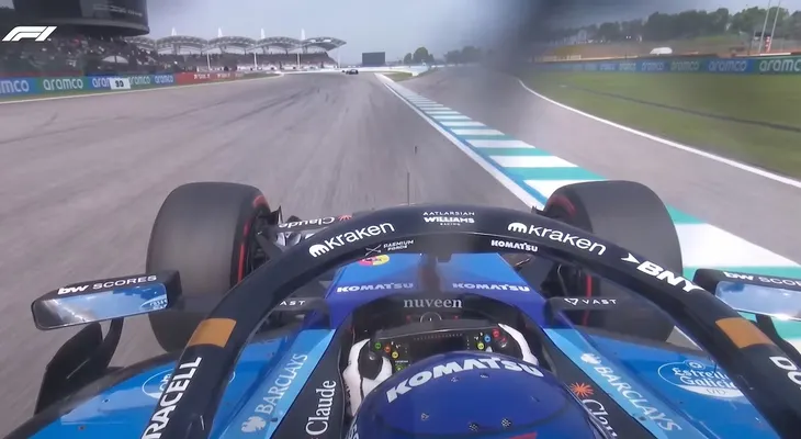 Una piedra rompe la cámara a bordo de Carlos Sainz durante la clasificación del GP de Malasia