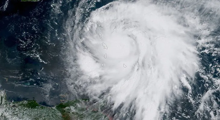  Catastrófico huracán María causa daños en Dominica y se dirige hacia las islas Vírgenes y Puerto Rico