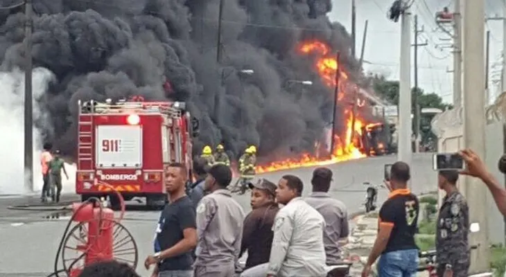 Camión tanquero se incendia próximo a la Refinería en Haina