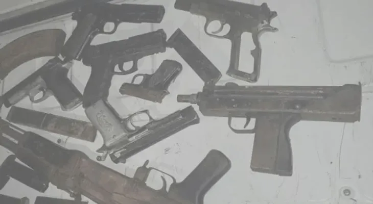 Incautan 31 armas clonadas en operativos simultáneos; detienen a 25 personas