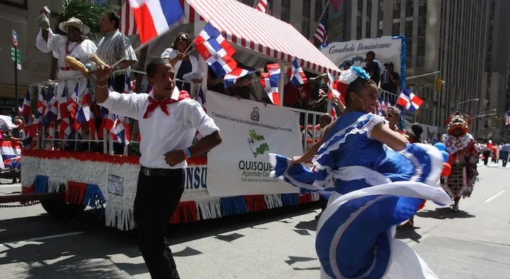 Dominicanos ganan menos en EEUU, pero envían más a su país