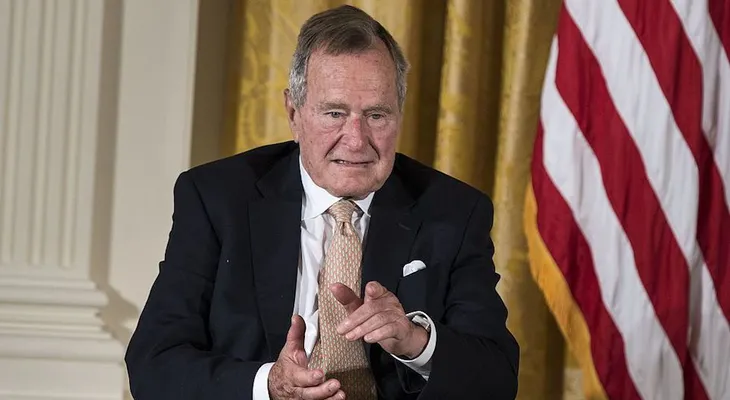 El expresidente de EE.UU., George H.W. Bush, sale del hospital