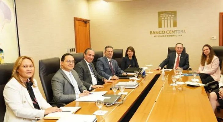 Valdez Albizu se reúne con la Directora Asociada para Servicios Bancarios y Financieros del Tesoro de los EEUU