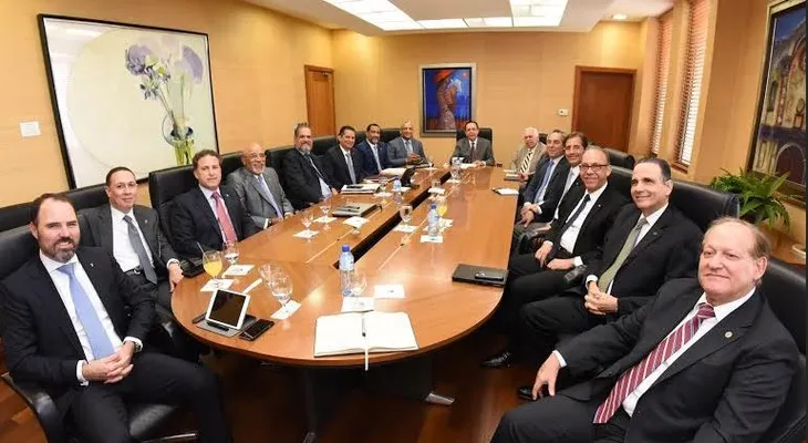 Gobernador del BC, Valdez Albizu se reúne con banqueros y pasa revista a la situación económica del país