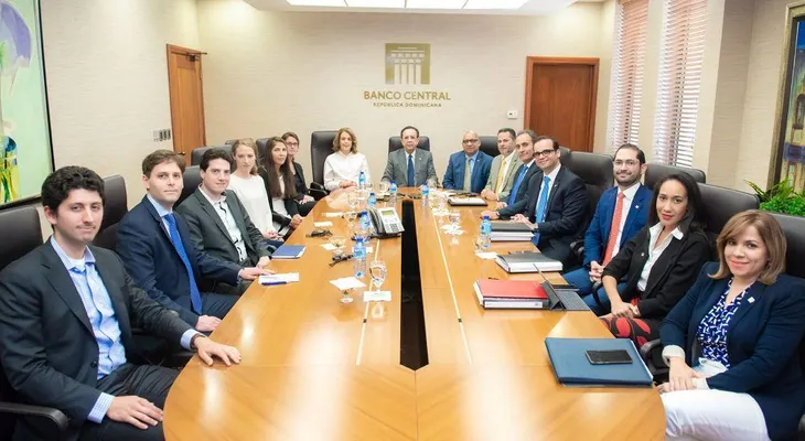 Valdez Albizu y equipo técnico del BCRD se reúnen con inversionistas internacionales