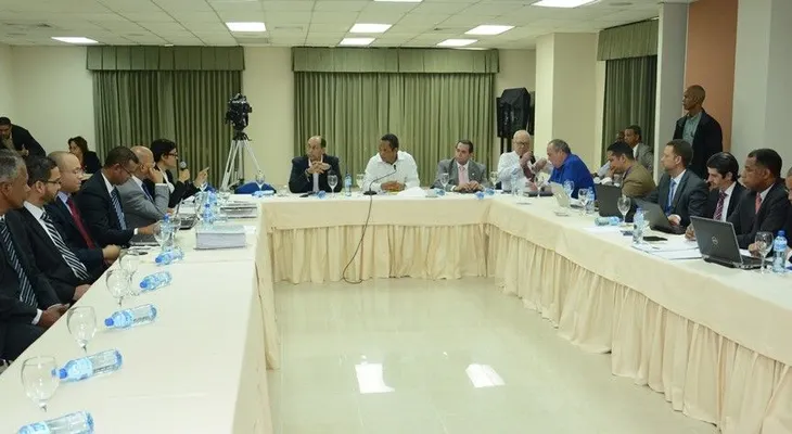Senadores se reúnen con representantes CDEEE: analizan préstamo de US$120 millones para sector eléctrico