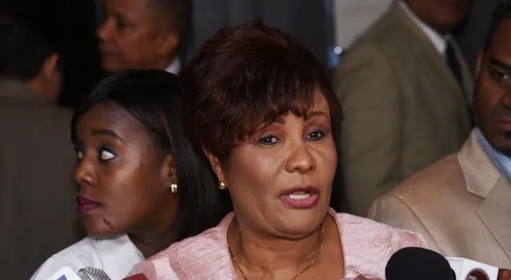 Diputada Josefa Castillo sufre atentado criminal; desconocidos le disparan y perforan cristales de su vehículo