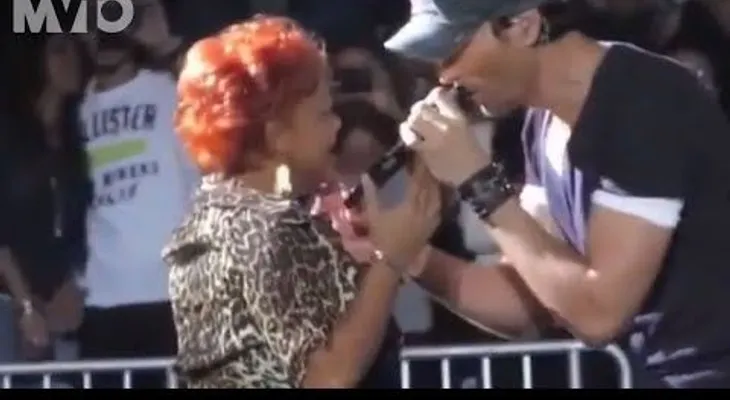 Enrique Iglesias y su polémico beso a una doña 