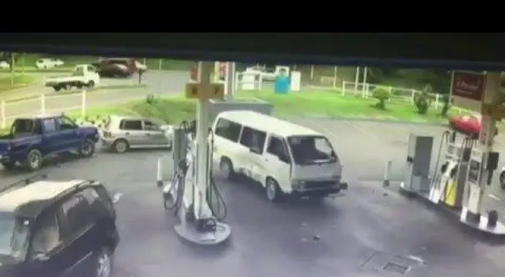 La manera más inusual de llegar a una gasolinera