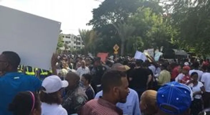 Por primera vez en el país, policías marchan junto a familiares y dirigentes populares por aumento salarial