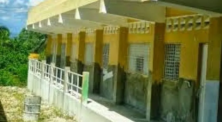 Cuatro adolescentes lanzan bomba molotov en escuela de Barahona