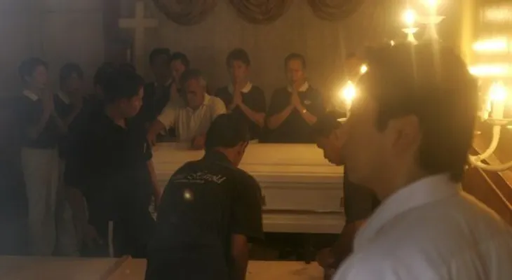 Por dinero finge su muerte, pero en el funeral salió corriendo a beber agua