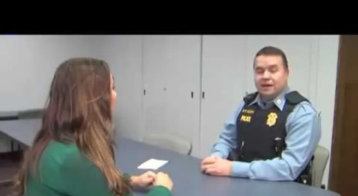 2 policías estaban comiendo cuando una adolescente les dejó una nota misteriosa? (VIDEO)