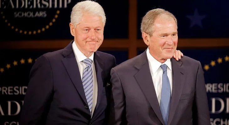 Bill Clinton y su famosa foto viral entre dos monumentos de la familia Bush