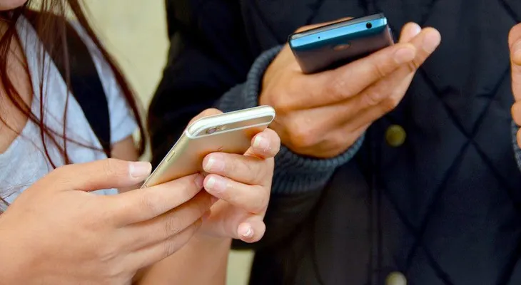 Advierten uso prolongado de teléfonos móviles causa serios daños salud de los menores 