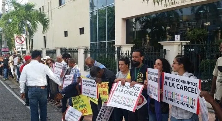 Vuelven a realizar cadena humana sorpresa frente a la OISOE