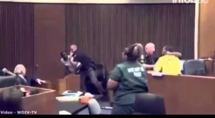 Irrumpe en la corte y golpea al hombre que mató a su hija (VIDEO)