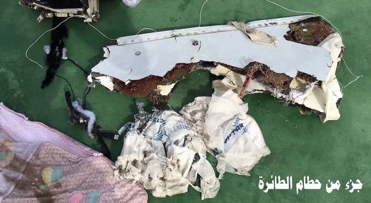 Investigadores de EgyptAir están reparando la caja negra
