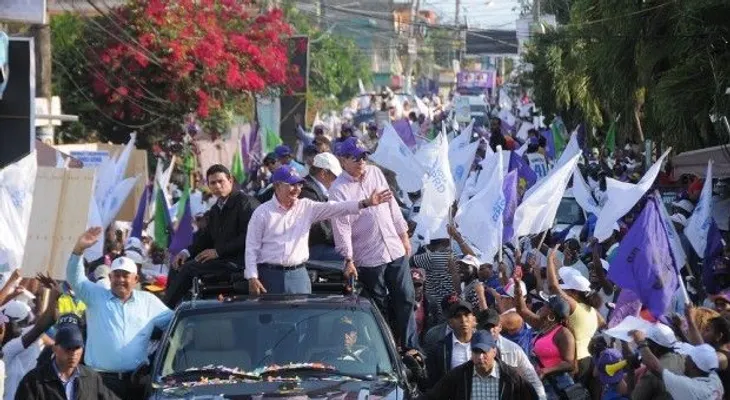 Danilo Medina recorre en caravana a Boca Chica y La Caleta
