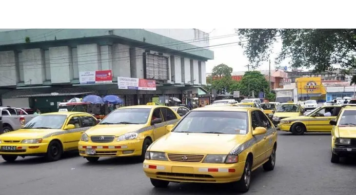 Taxistas demandan salida del país de Uber