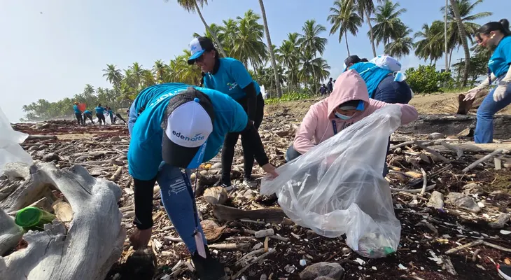 EDENORTE impulsa la protección ambiental con jornada de limpieza en playa Boca de Nagua