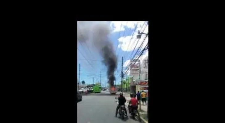 ¡Tremendo susto! Pequeño camión se incendia con personas dentro