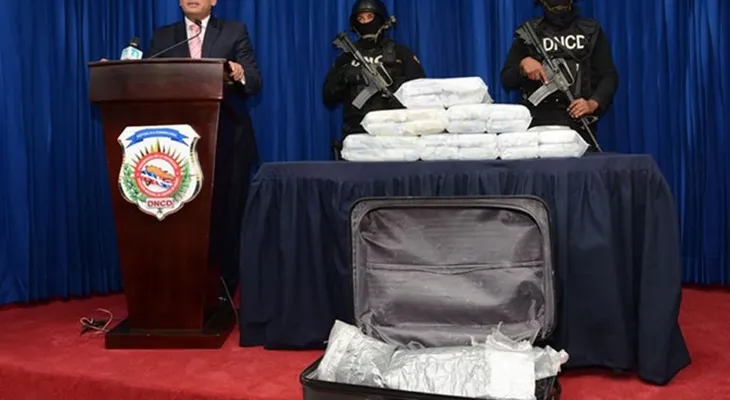 Apresan hombre y le ocupan 36 paquetes de droga en camión