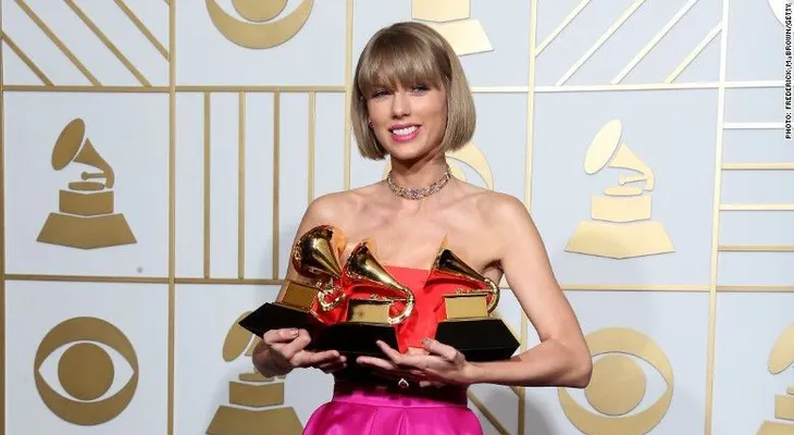 Taylor Swift llegó de sorpresa a una boda para cumplir el sueño de una pareja