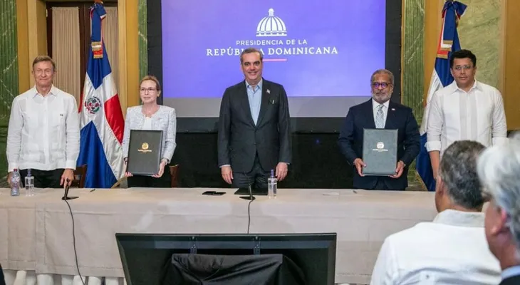 Gobierno RD firma histórico acuerdo de transporte aéreo con Canadá