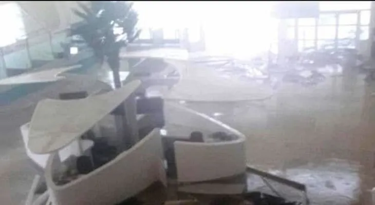 El huracán Irma arraza el aeropuerto de St. Martin junto a una playa turística