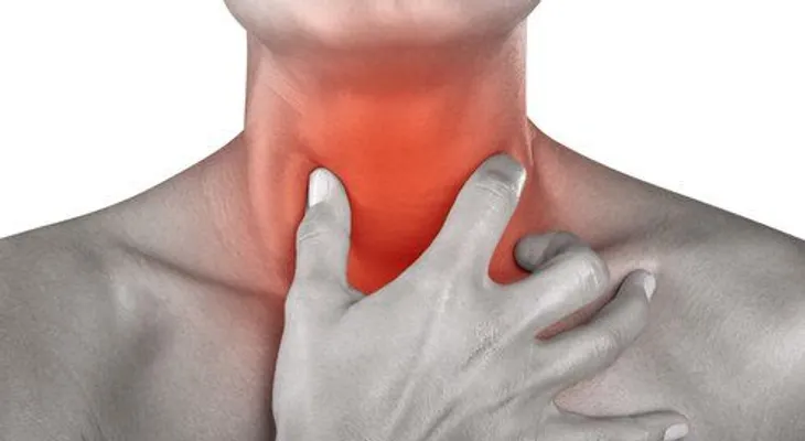 Dolor de garganta: Gárgaras de salvia, cúrcuma en polvo y agua fría