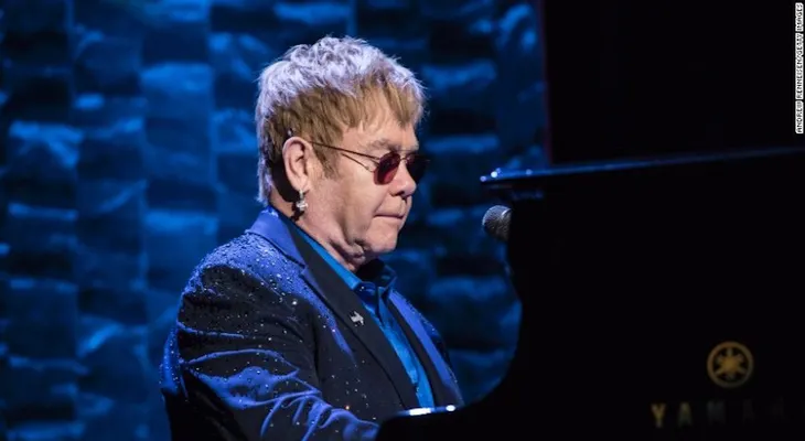 Guardia de seguridad demanda a Elton John por acoso sexual