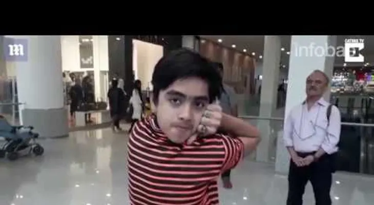 El "hombre búho" que gira su cabeza 180 grados