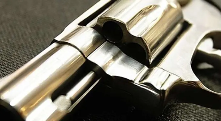 Hombre que se tomaba selfies con un arma, se dispara y muere