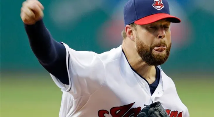 Kluber sigue intratable en la lomita por Cleveland 
