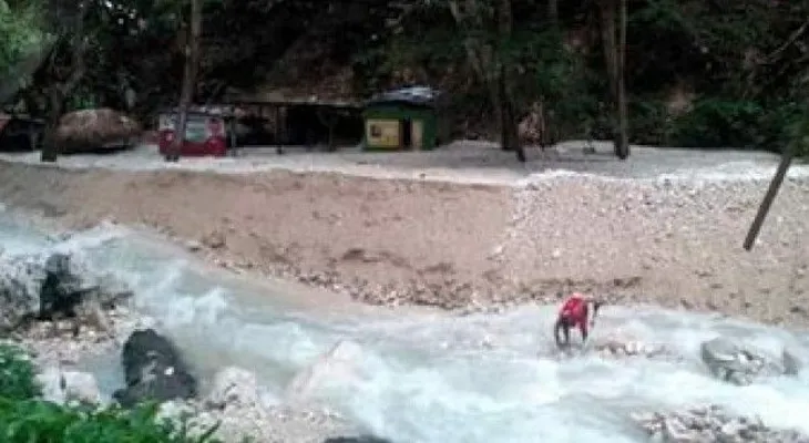 Río San Rafael se desborda y destruye balnearios y casetas