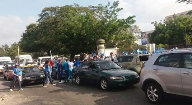 Decenas de profesores marchan hasta Educación por aumento salarial 