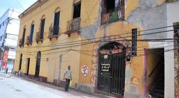 Padre e hijo peligran dentro de edificio de la Zona Colonial