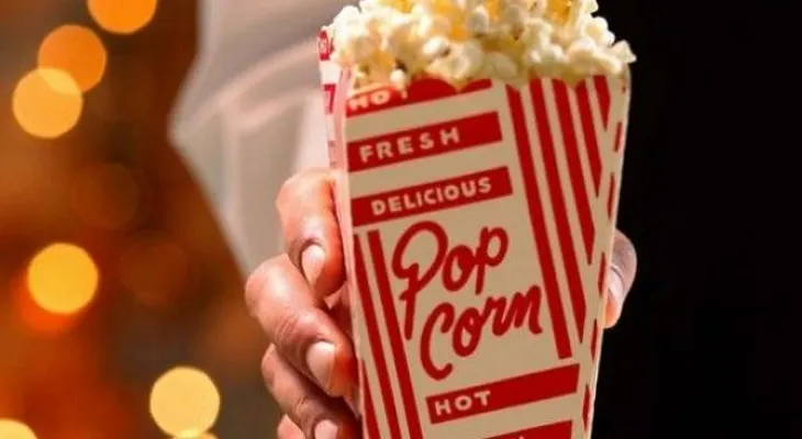 Mirar películas tristes hace que comas más palomitas de maíz