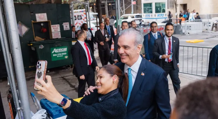 Abinader recorre a pie calles de Manhattan durante su visita a la ONU en Nueva York