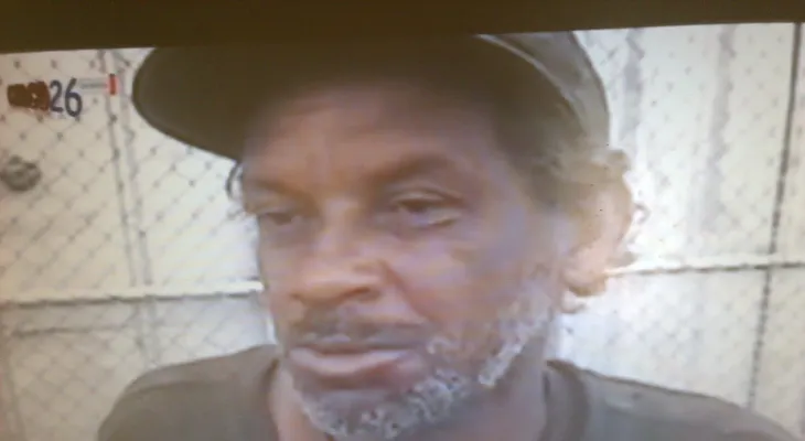 Hombre lleva 9 años conviviendo con manada de perros en calle de La Romana