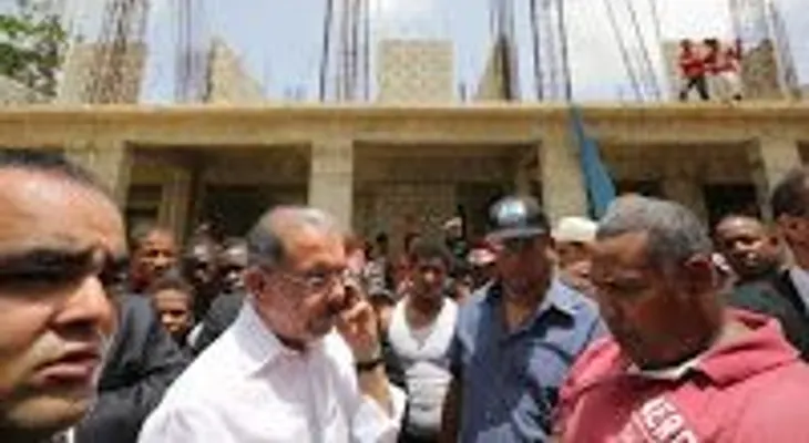 Presidente DM amenaza con quitarle obra a ingeniero, sino termina de construir liceo