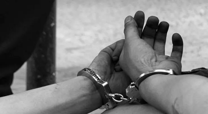 Apresan menor de 14 años acusado de matar a su padre