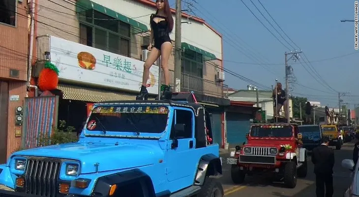 50 bailarinas eróticas participan en el funeral de un político en Taiwán