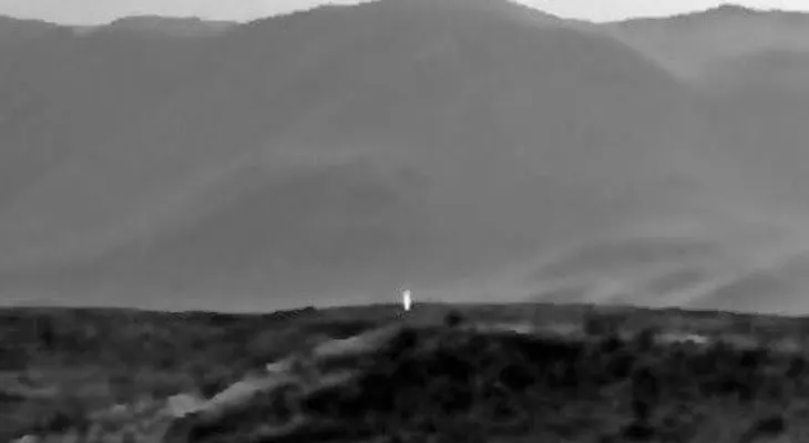 Fotos y video: La NASA capta una luz extraña que emana de la superficie de Marte 