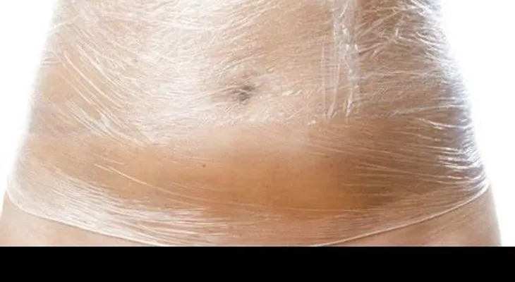 Ella se acostó con plásticos en el abdomen, lo que sucedió dejó a todos impactados