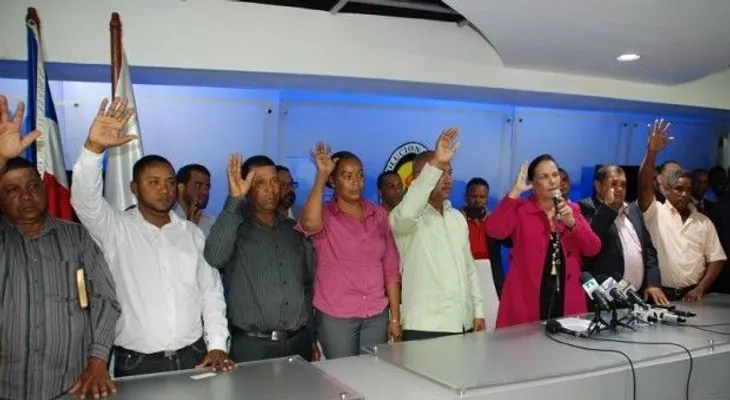 Renuncian dirigentes del PRM y PQDC y pasan a filas del PRD