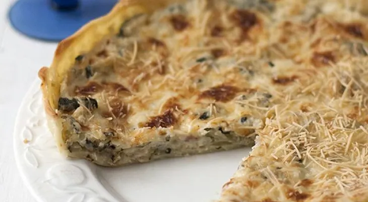Tarta fácil de calabacín, tocineta y cebolla