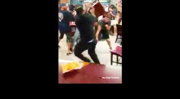 Una discusión por chips y salsa en un restaurante mexicano termina en una batalla a sillazos