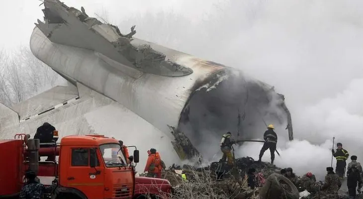 Al menos 37 muertos en un avión de carga estrellado en una zona residencial Kirguistán